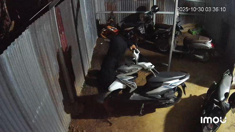20251101-Aksi-pencurian-sepeda-motor-di-Mendalo-Jambi-terekam-CCTV.jpg