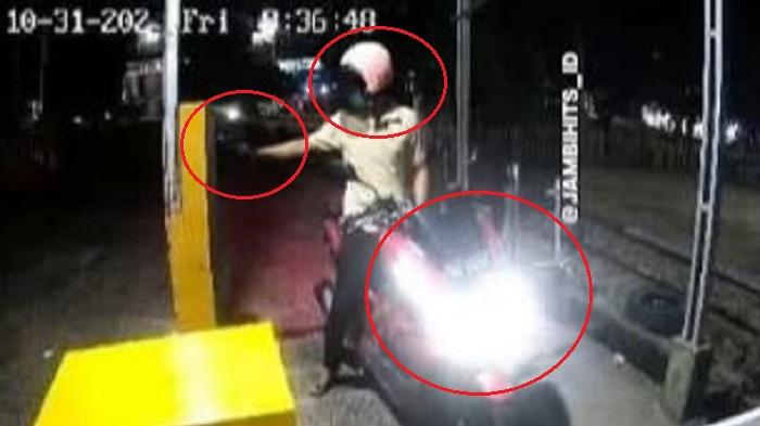 20251105-CCTV-Bripda-Waldi-masuk-parkiran-RSUD-H-Hanafie-Muara-Bungo-Jambi.jpg