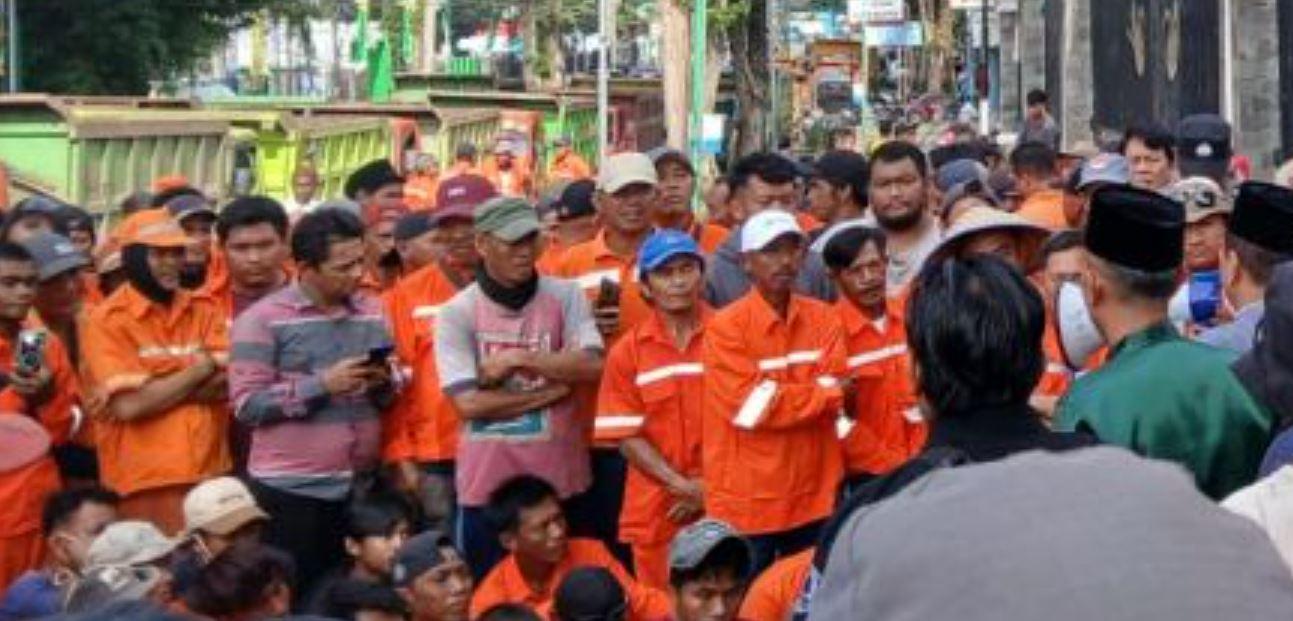 20260105-Petugas-kebersihan-Kota-Jambi-demo.jpg