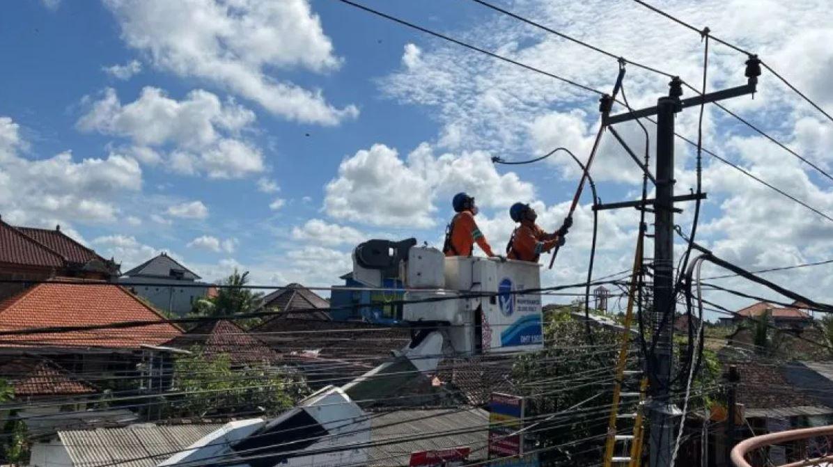 20260118-Petugas-PLN-melakukan-perbaikan-jaringan-listrik.jpg