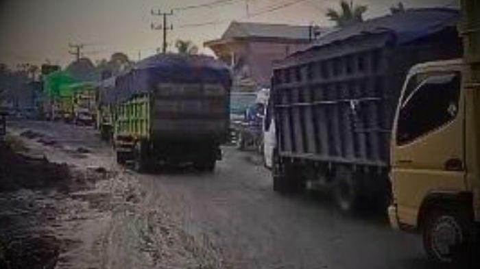 20260311-Truk-angkut-batu-bara-tengah-melintas-di-Muara-Bulian-Batang-Hari-Jambi.jpg