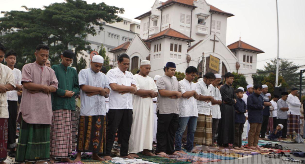 20260321-Salat-Idulfitri-di-dekat-gereja.jpg