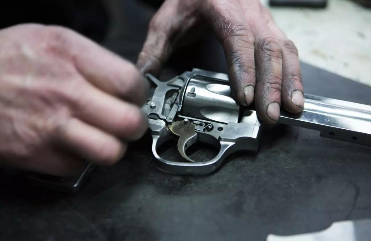 20260505-Ilustrasi-senjata-api-rakitan-jenis-revolver.jpg