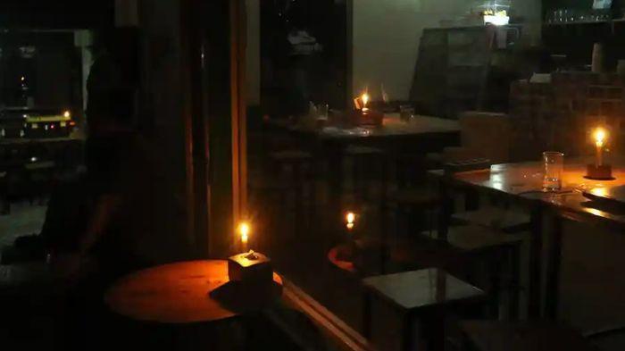 20260612-Lilin-menyala-saat-listrik-padam.jpg