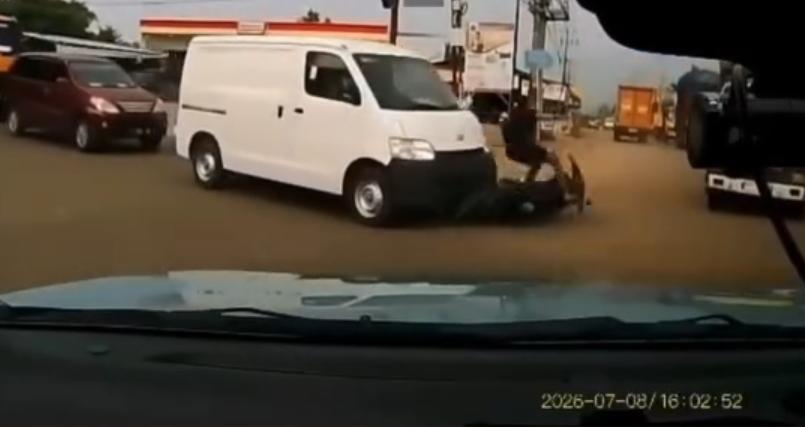 Kecelakaan di Jambi, Detik-detik Pemotor Selamat dari Maut saat Menyalip - Tribunjambi.com