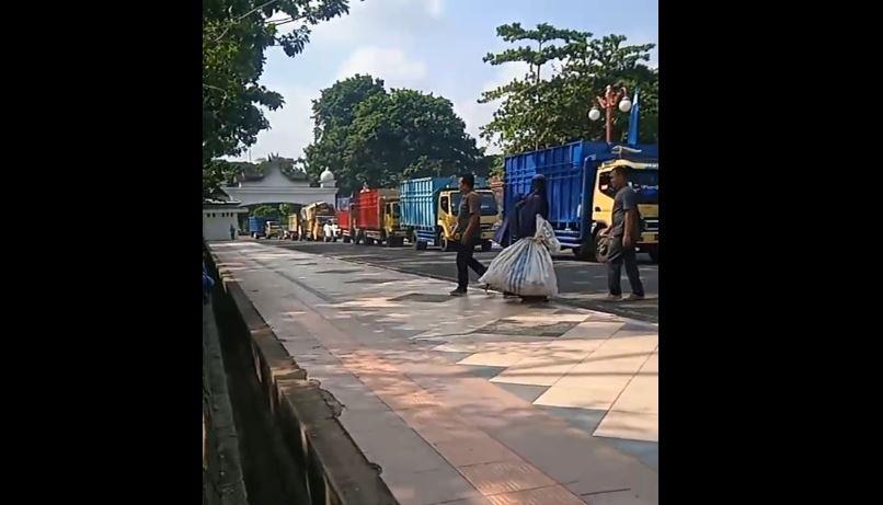 BREAKING NEWS - Sopir Angkutan Batu Bara di Jambi Demo di Kantor Gubernur