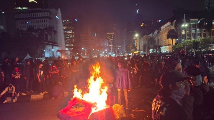Demo Indonesia Gelap di Patung Kuda Berakhir Chaos, Lempar Bom Molotov hingga Rusak Separator
