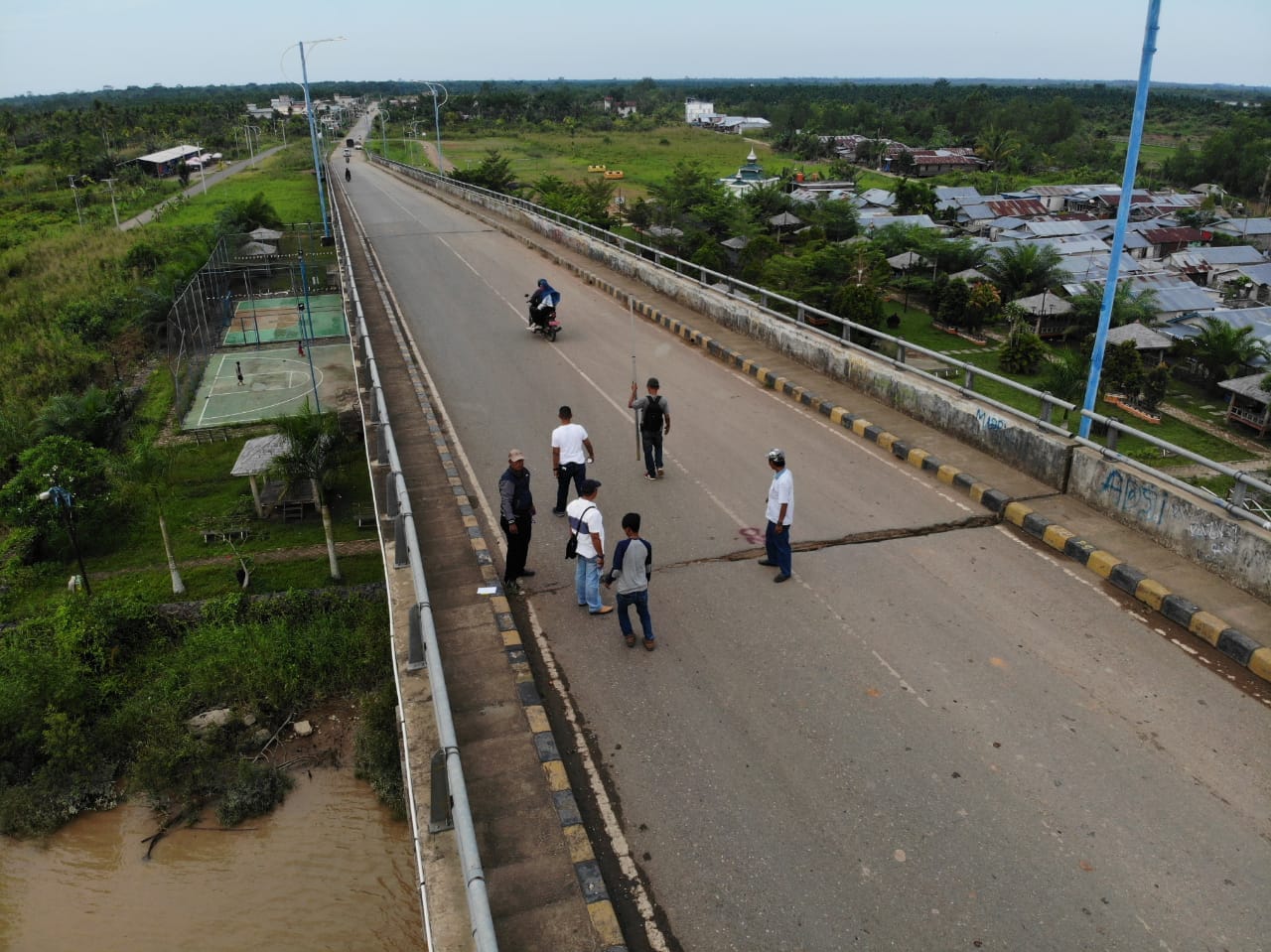 Kerusakan Semakin Parah, Arus Lalu Lintas di Jembatan Muara Sabak Dibatasi