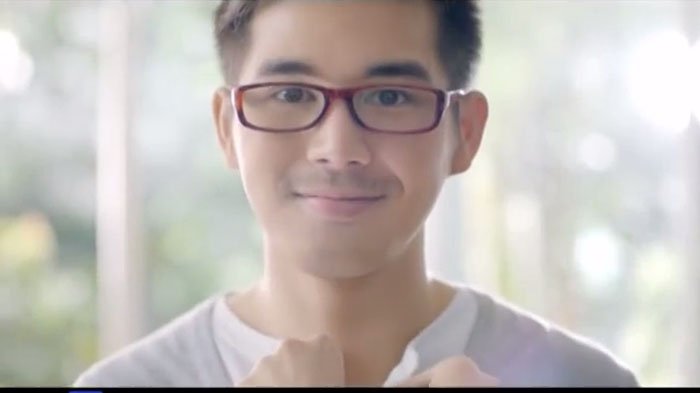 Ingat Iklan Tropicana Slim? Tahu Dong Pria Ganteng Berkacamata Ini? Pacarnya Ganteng Juga