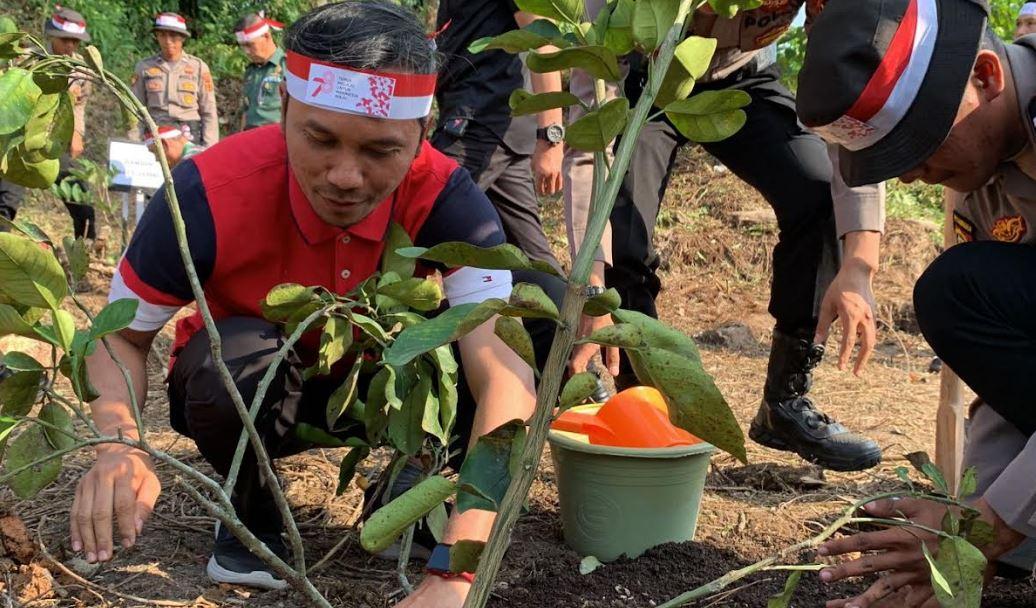 Penghijauan Sejak Dini, Polda ajak Ketua DPRD Provinsi Jambi Tanam Pohon di Danau Sipin