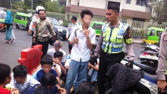 Diamankan Polisi, Pelajar ini Malah Bergaya Sambil Acungkan Celurit