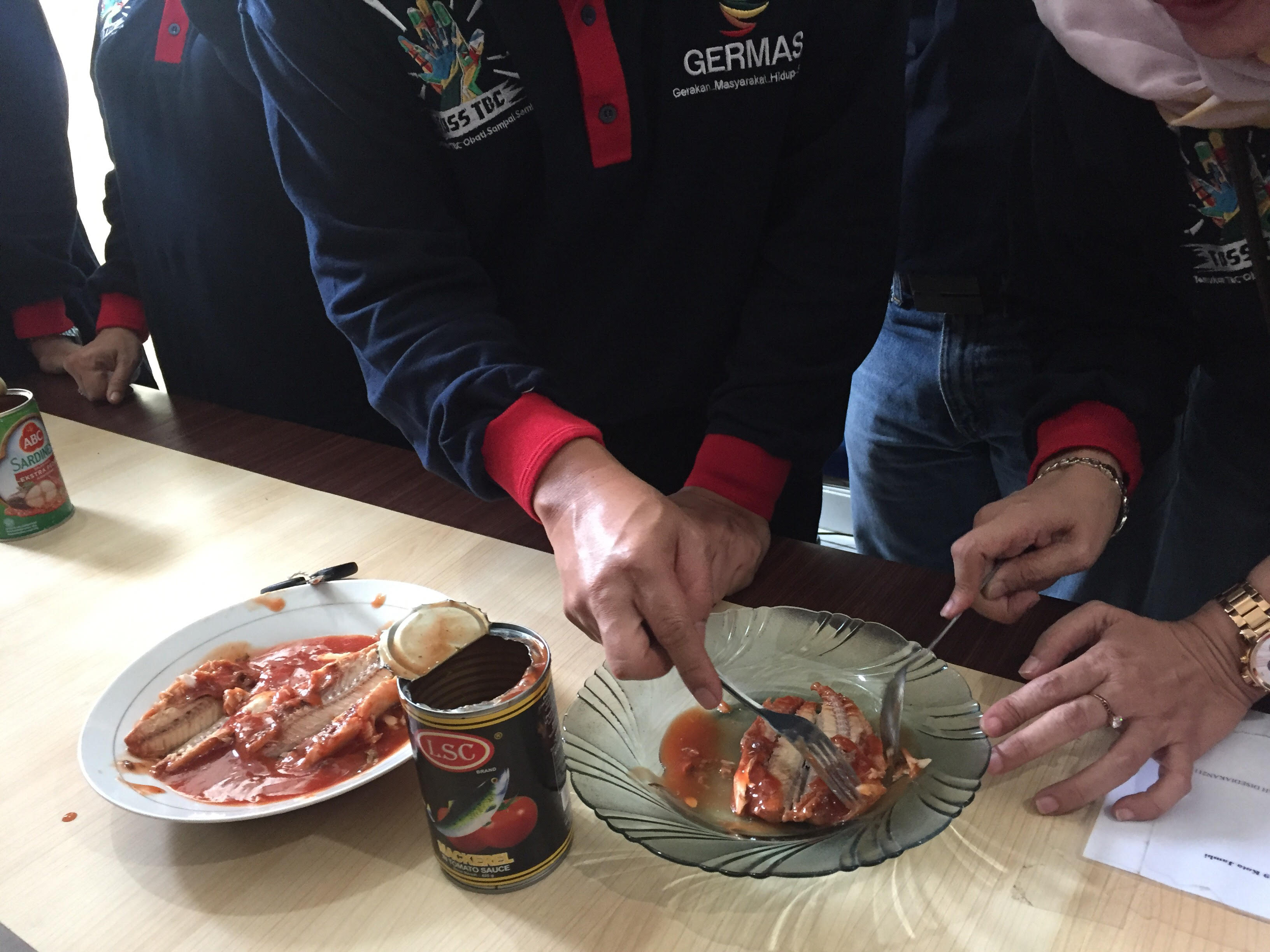 Sidak Sekda dan Dinkes Kota Jambi, 4 Kaleng Sardines Positif Berisi Cacing