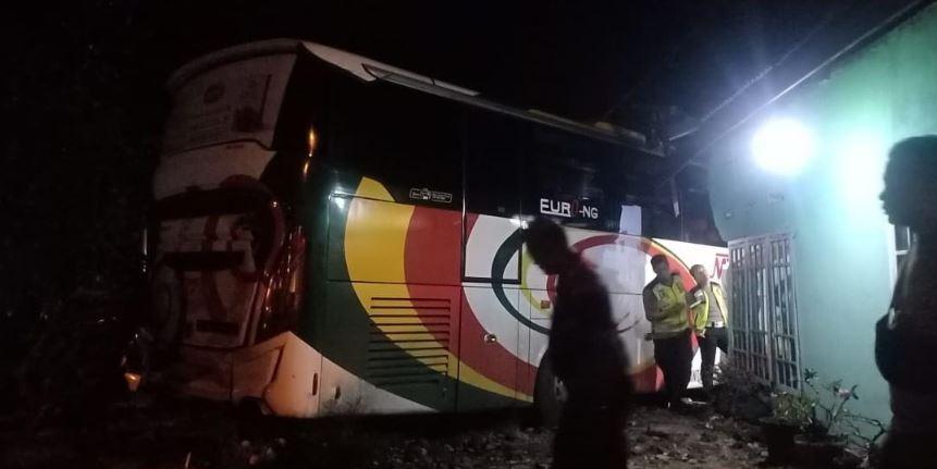 Kecelakaan di Batanghari, Diduga Alami Rem Blong Bus NPM Hantam Rumah Warga