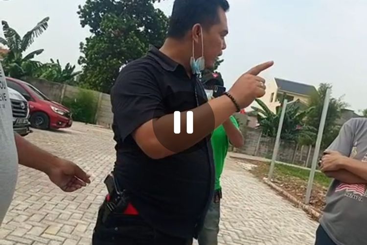 Viral Pria Beradu Mulut Sambil perlihatkan Pistol di Pinggang, Cekcok Diduga Terkait Biaya Parkir