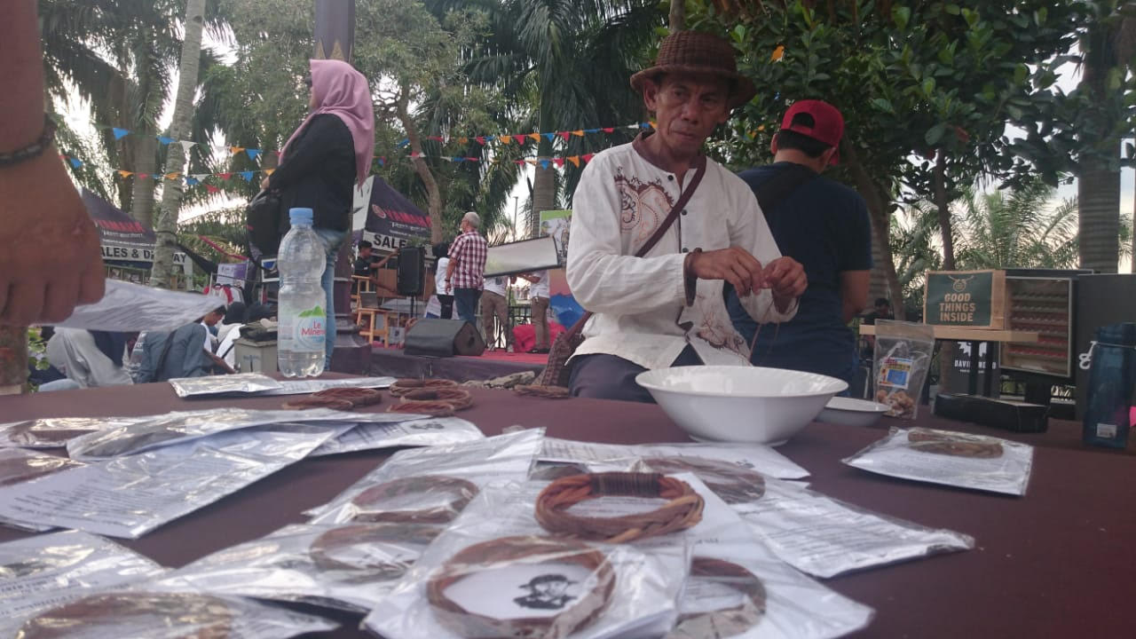 Lelaki Paruh Baya Ini Bikin 'Gelang Ajaib' di Festival Batanghari