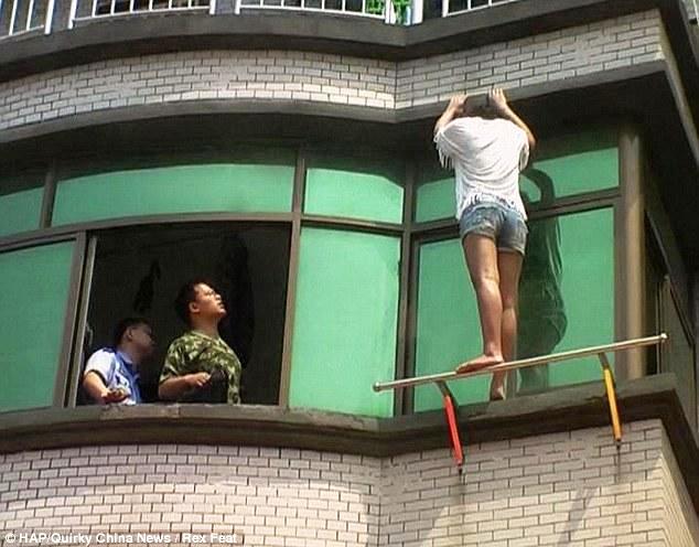 Depresi Diputus Kekasih, Pria 27 Tahun Nekat Melompat dari Lantai 16 Apartemen. Begini Kondisinya