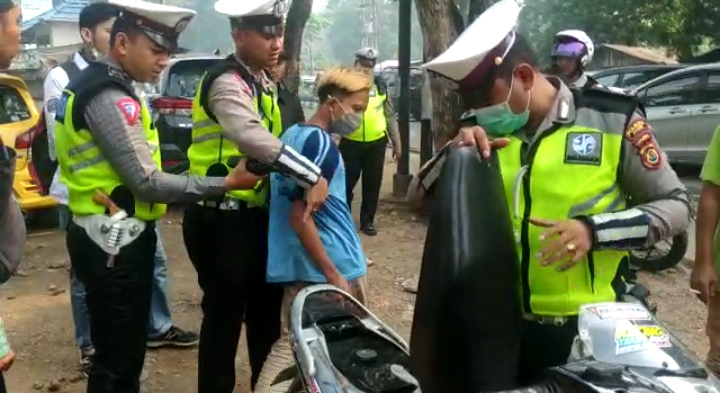 Panik Tak Punya SIM dan Surat Kendaraan, Pemuda di Jambi Nekat Tabrak Polisi Saat Operasi Zebra 2019