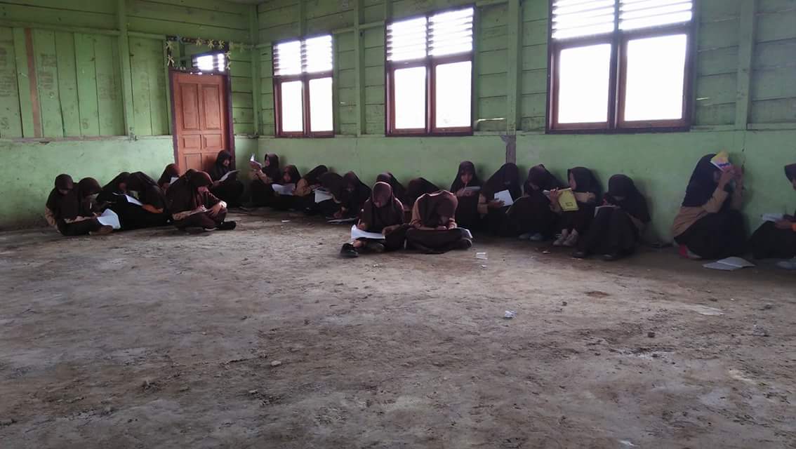 MIRIS - Tak Ada Bangku, Siswa Madrasah di Jangkat Timur Belajar di Lantai Berdebu dan Berpasir