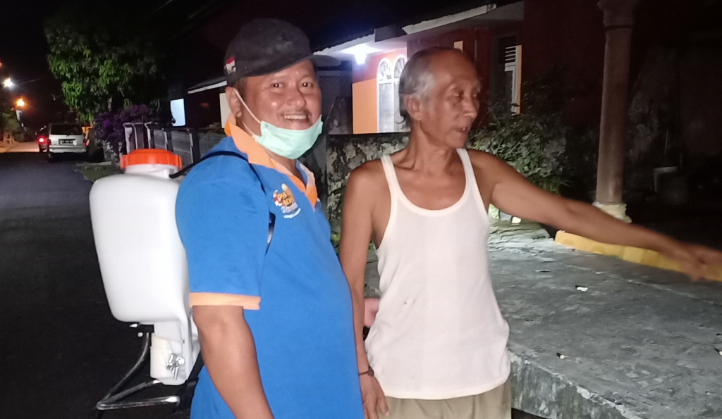 Cegah Covid-19, Warga Simpang IV Sipin Keliling Kampung Seprotkan Cairan Disinfektan