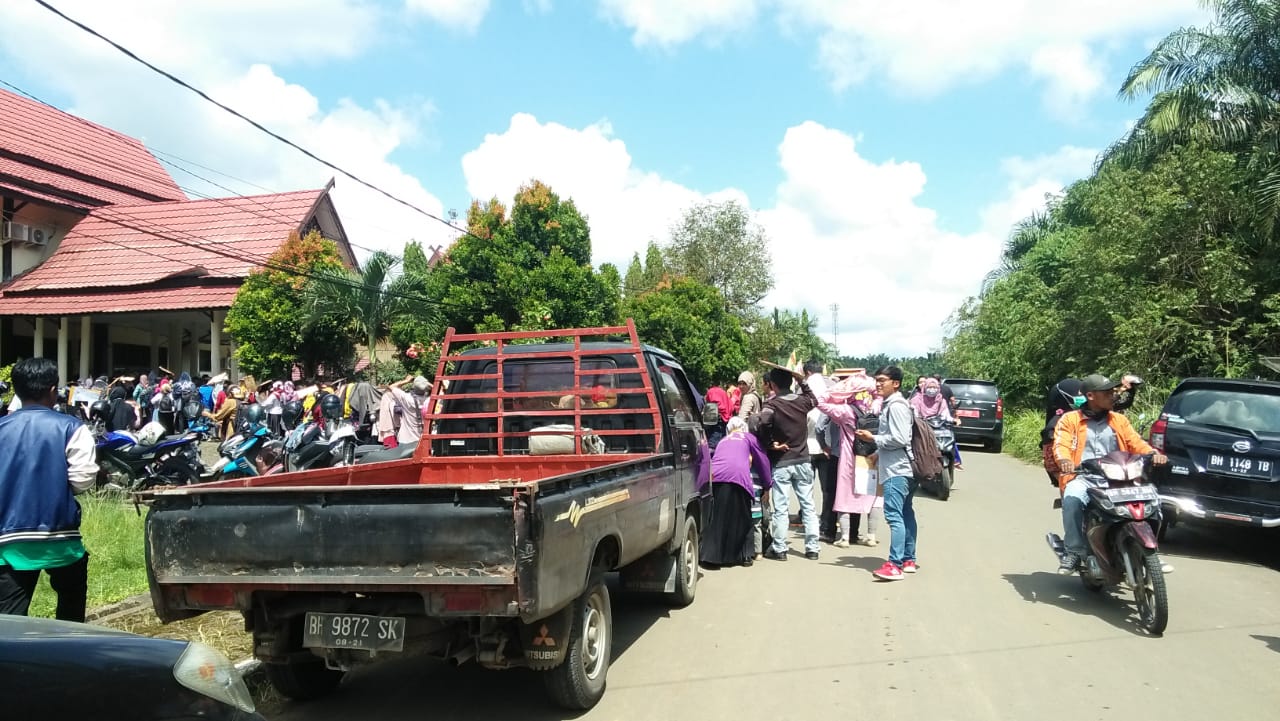 Sejak Pagi Ratusan Peserta CPNS Antre di Kantor BKPSDM Tanjab Timur hingga Buat Macet, Ada Apa?