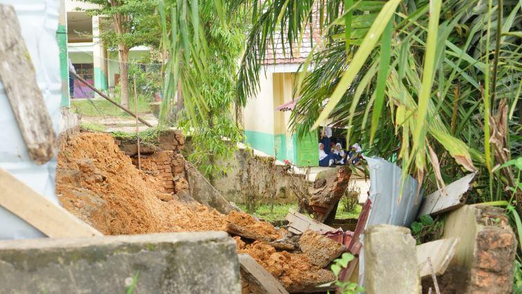 Pasca Longsor, Waka Komisi IV DPRD Kota Jambi Sambangi SMPN 22, Minta PUPR Segera Bikin Turap