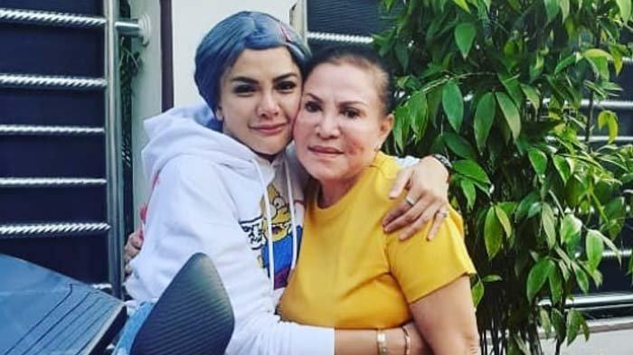 Nikita Mirzani Berikan Mpok Atiek Cincin Berlian, Ternyata Ada Kisah Sedih di Baliknya