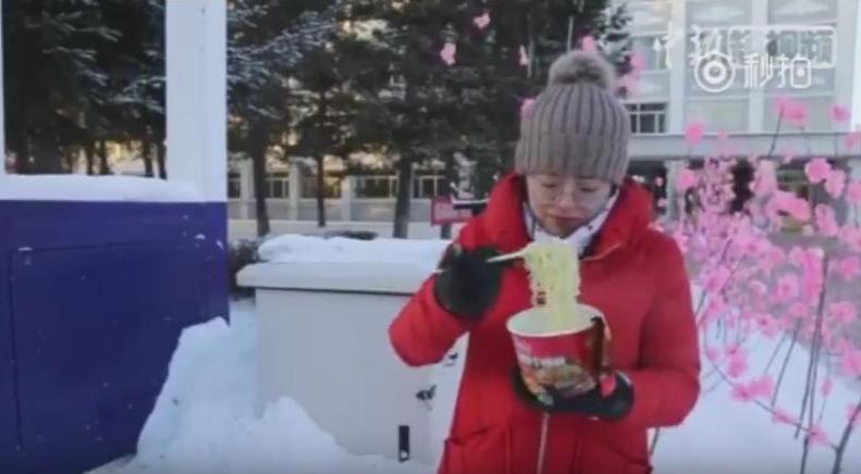 Dalam Hitungan Detik, Mi Instan Panas Ini Langsung Membeku. Ia Jadi Urung Makan