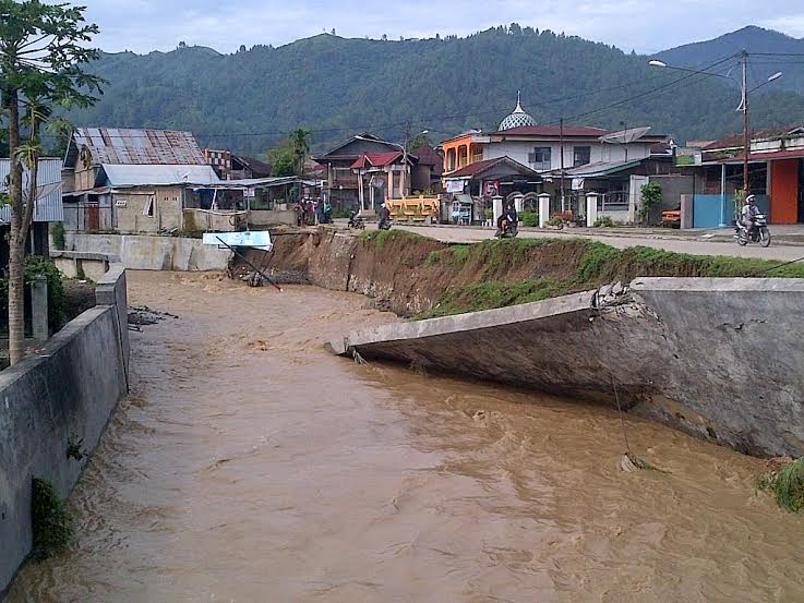 Turap di Kelurahan Pasar Tembesi Terkikis, Ancam Pemukiman Warga