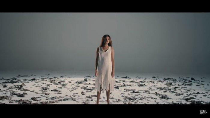 Chord Kunci Gitar dan Lirik Lagu Lathi - Weird Genius ft. Sara Fajira