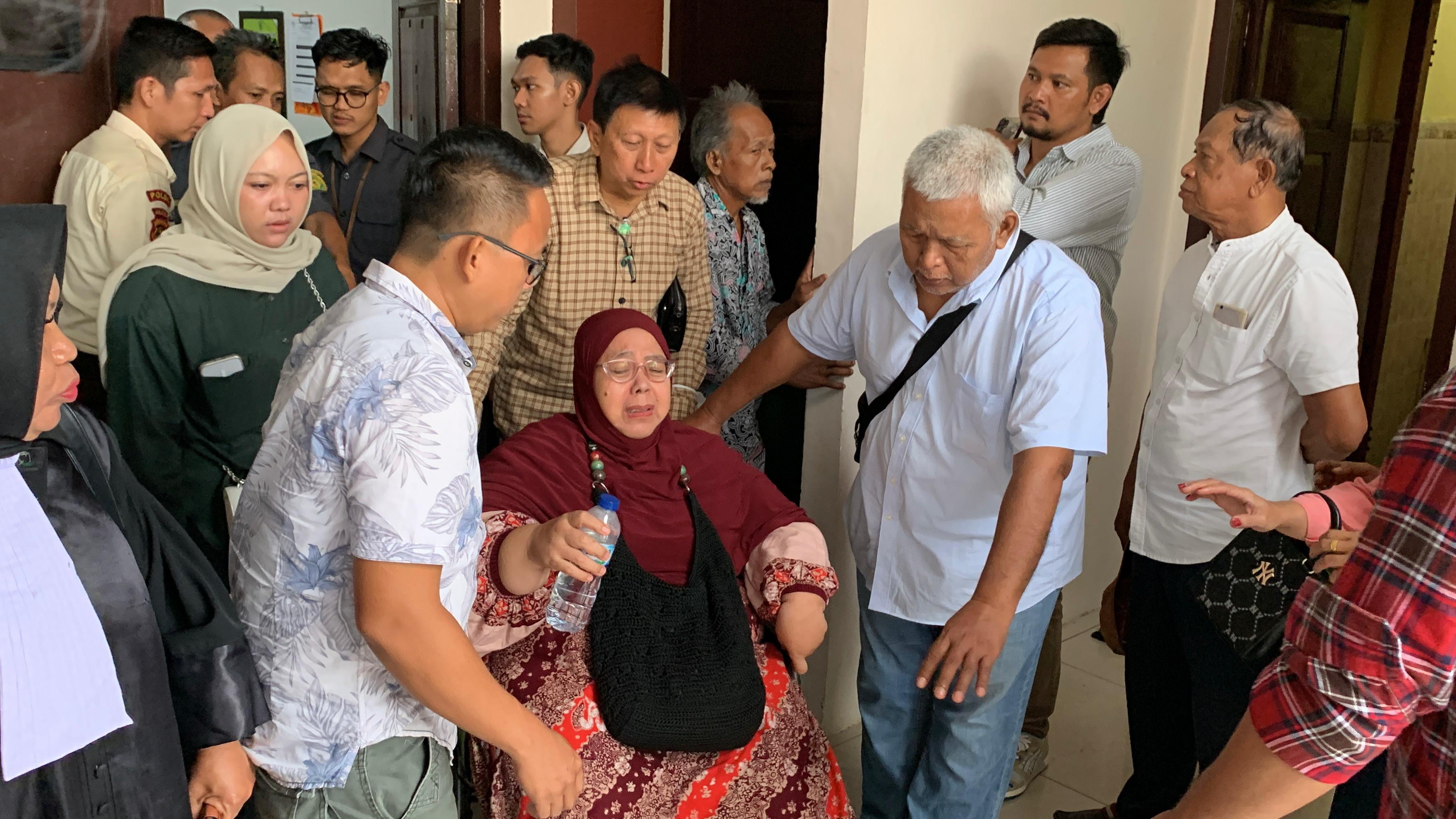 Isak Tangis Keluarga Korban Pembunuhan IRT di Jambi, Tak Puas Dede Divonis 19 Tahun Penjara