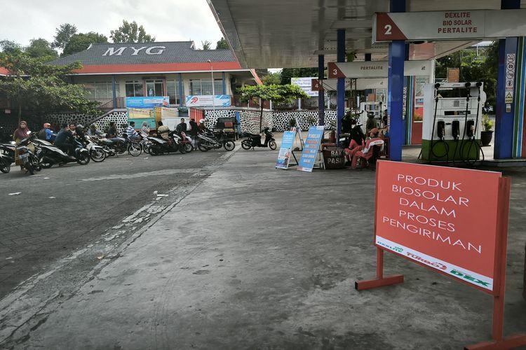 Jalan Nasional Ditutup, BBM Langka di Jember hingga Warga Tidur di SPBU