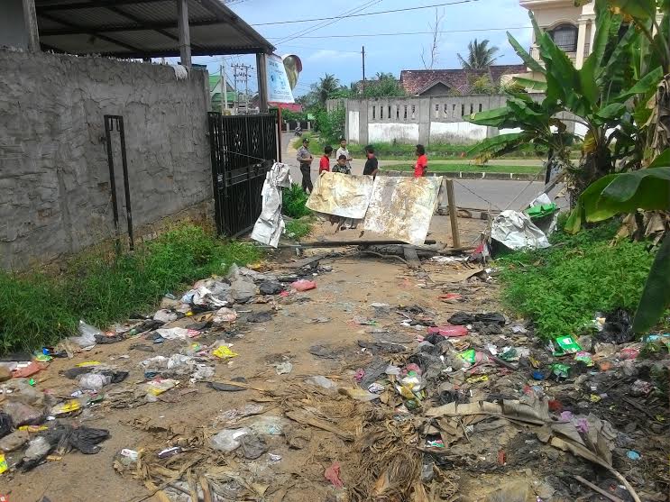 Buang Sampah di Lorong Aminah, akan Ditangkap dan Dibawa ke Kantor Polisi