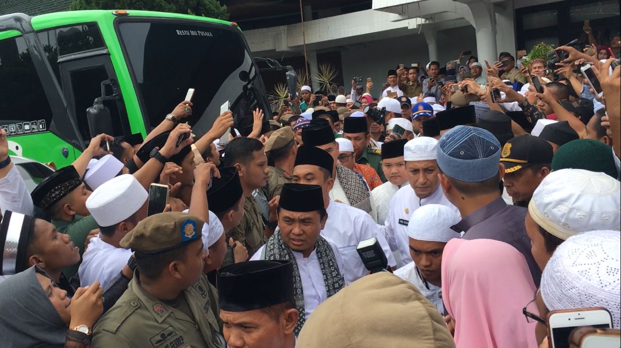 Warga Rela Berdesak-desakan Demi Bisa Dengar Tausiyah Ustaz Abdul Somad