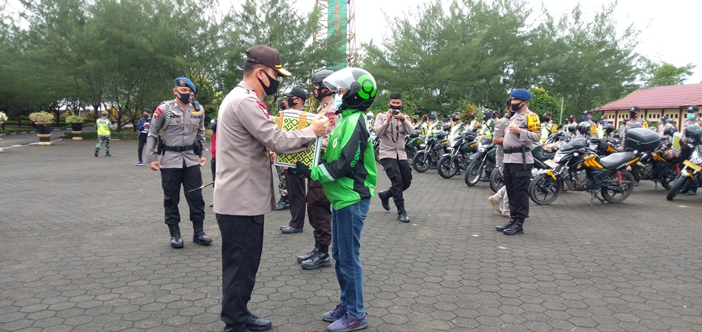 Ringankan Beban Warga Terdampak Covid-19, Polda Jambi Gandeng Ojol untuk Bagikan 300 Sembako
