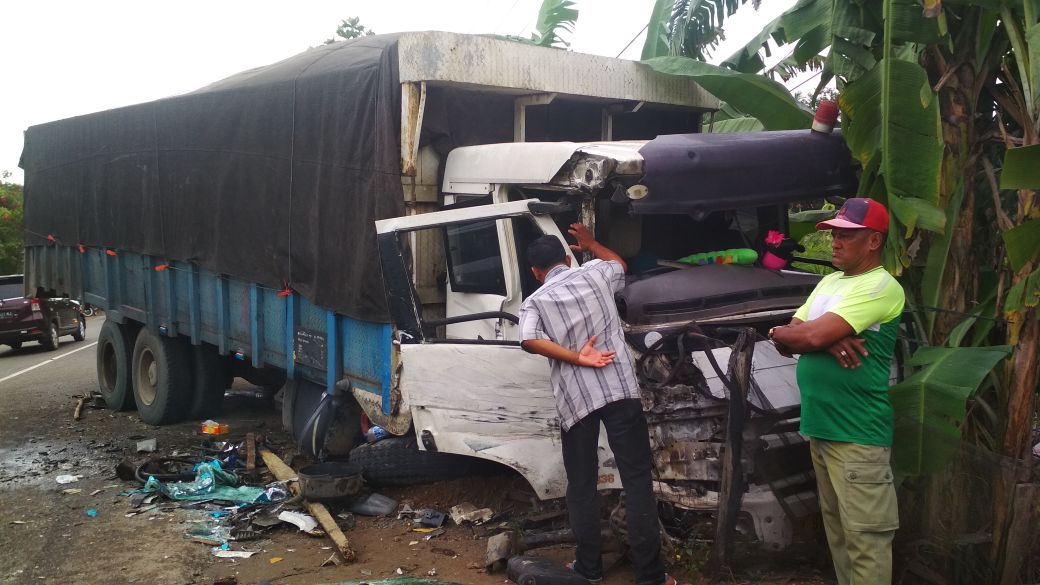 Adu Kambing di Jalintim - Sopir Tak Sadar Ada Truk dari Arah Berlawanan. Saat Menyalip. . .