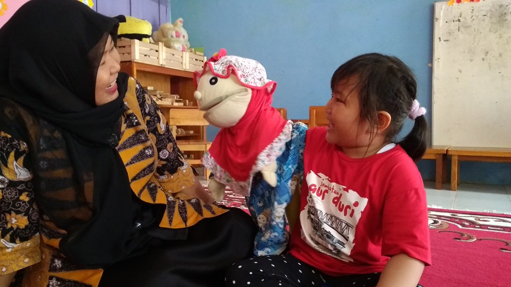 Latih Imajinasi Anak dengan Mendongeng Sebelum Tidur