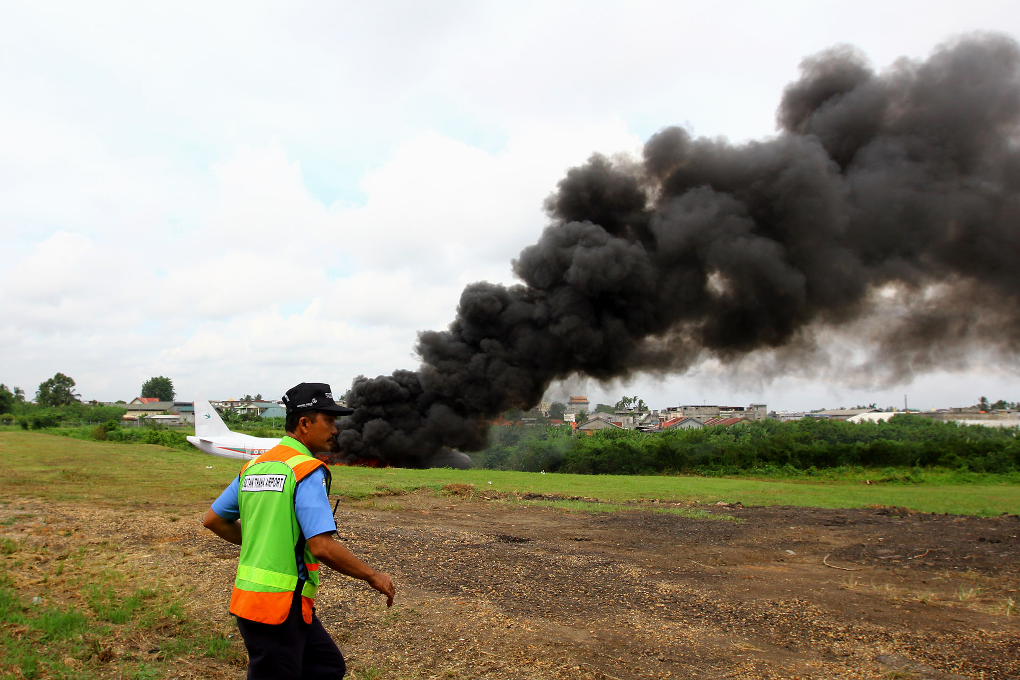 31082016-simulasi-kecelakaan-pesawat-walet-air_20160831_201506.jpg
