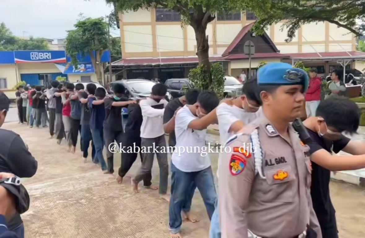32-Pelajar-di-Kota-Jambi-Diamankan-Polisi-karena-Tawuran-sambil-Bawa-Sajam.jpg