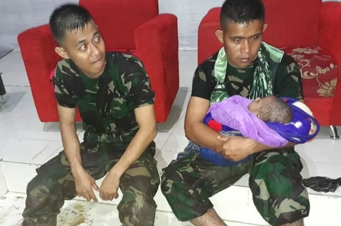 Banjir Bandang Sentani, Aksi Heroik Personil TNI Selamatkan Bayi yang Nyaris Celaka di Kolong Rumah