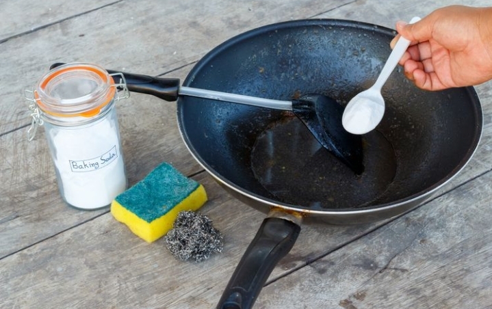7 Cara Membersihkan Teflon Tanpa Merusaknya, Bisa Pakai Cuka Atau Soda Kue