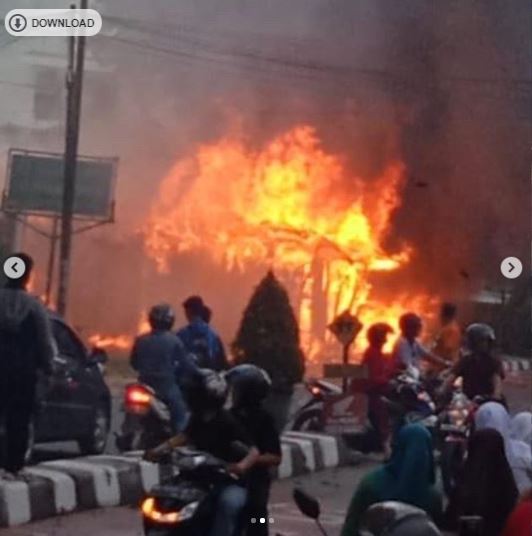 Hanya Hitungan Menit Api Padam, 3 Mobil Damkar Gerak Cepat ke Lokasi