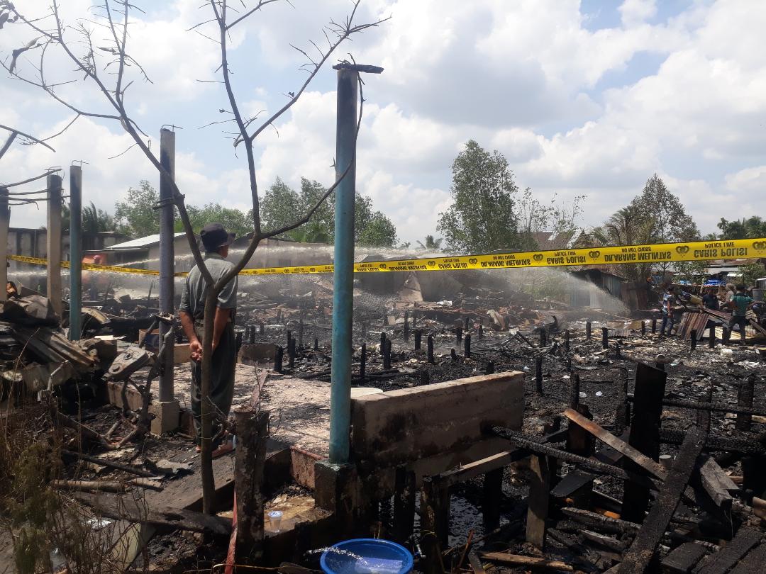 7 Rumah Ludes Tebakar di Pengabuan, Diduga Korsleting dari Rumah yang Ditinggal Pemiliknya ke Kebun