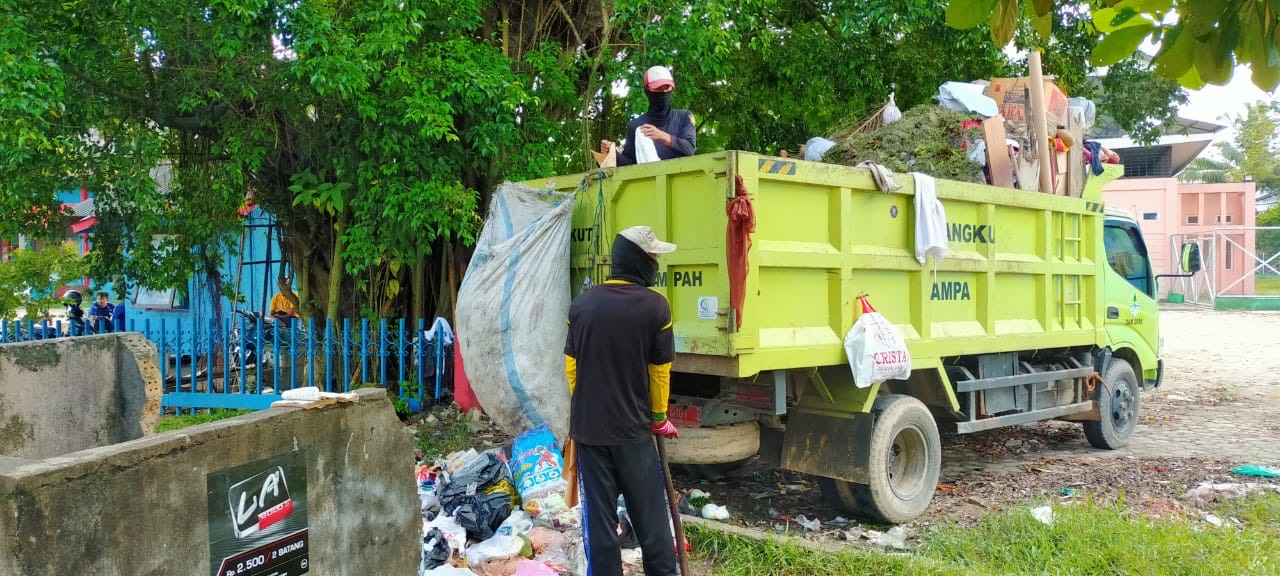 76armada-truk-sampah-di-batanghari.jpg