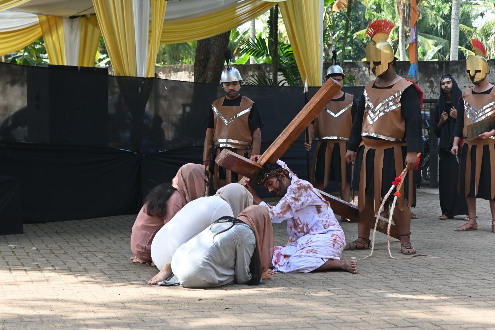 Isak Tangis Saat Tablo Jumat Agung OMK SMRR Selincah, Umat Menangis Lihat Kisah Sengsara Yesus