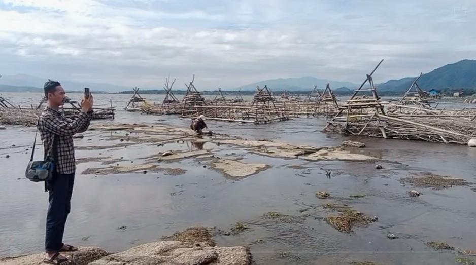AIR-SUSUT-DRASTIS-Penampakan-permukaan-air-Danau-Kerinci-surut.jpg