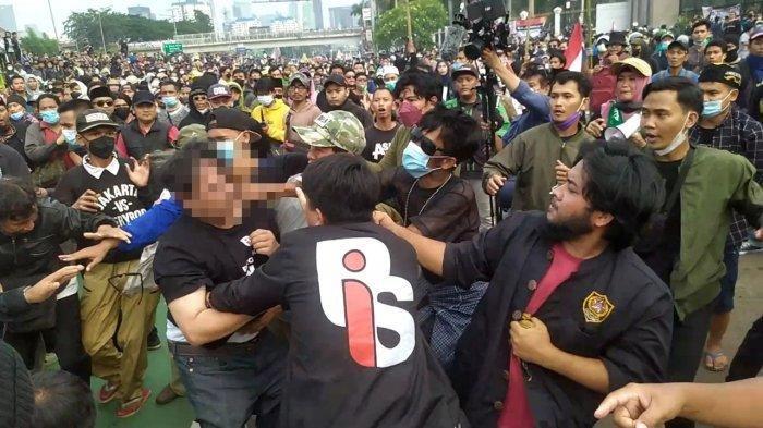 DIBURU Pria Pria Bertopi Pengeroyok Ade Armando, Polisi Sebut Abdul Manaf Bukan Pelaku