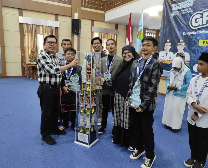 Ahmadi-Zubir-tutup-lomba-bahas-inggris.jpg