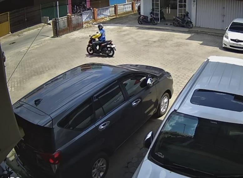 Aksi-Pencurian-Motor-Terekam-CCTV-1-Unit-Honda-Beat-Raib.jpg