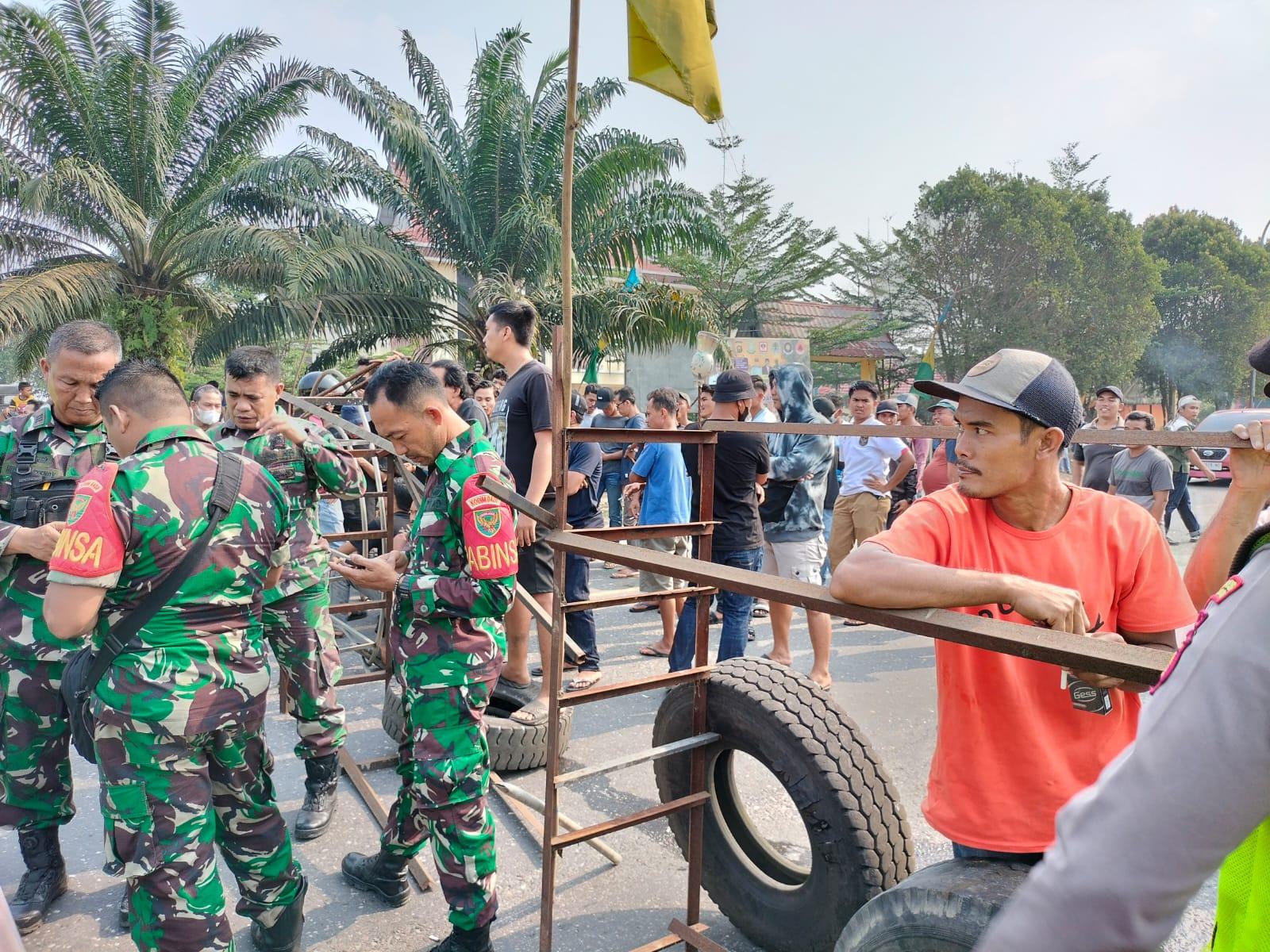 Dampak Bentrok Pelajar Ratusan Mobil Terjebak Pemblokiran Jalan di Mandiangin, Sopir Mengeluh Lapar
