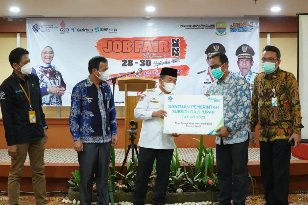 BPJS Ketenagakerjaan Jambi Berikan BSU Secara Simbolis Kepada Perusahaan di Jambi